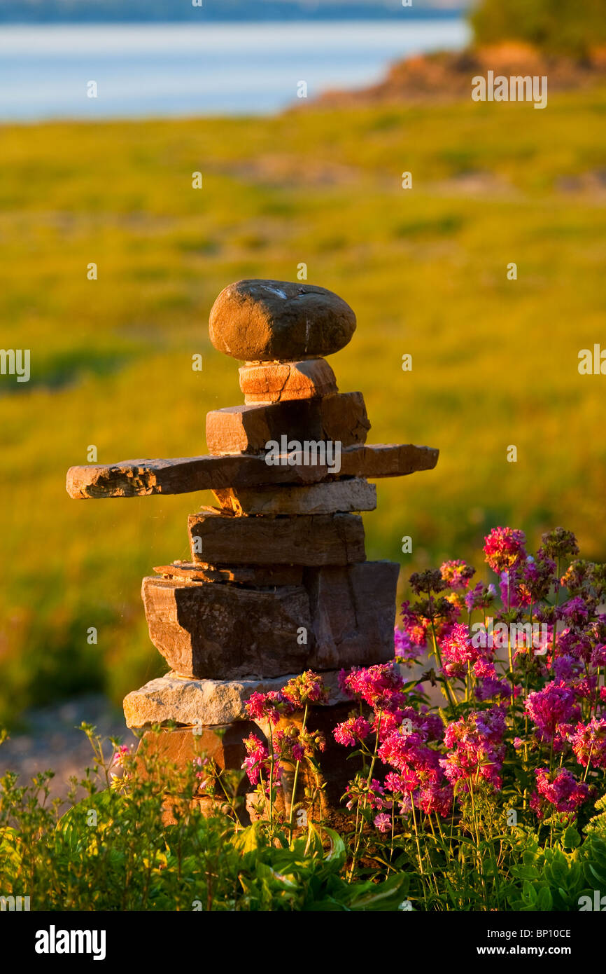 Sonnenuntergang auf ein Inuksuk (plural Inuksuit) (Alternativ Inukshuk in Englisch oder Inukhuk in Inuinnaqtun) Stockfoto