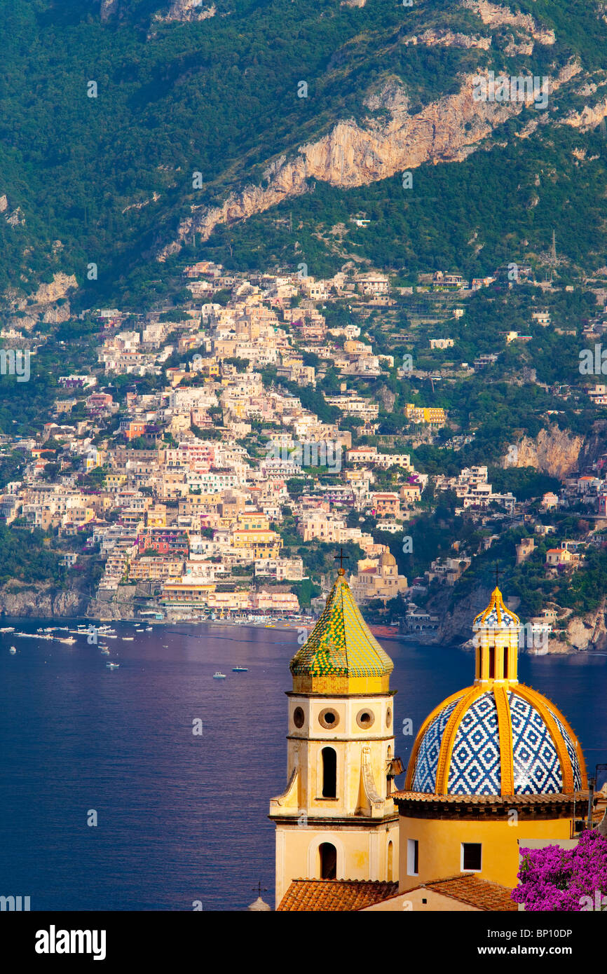 Chiesa San Gennaro in Praiano mit den Hang Positano über die Amalfiküste-Kampanien-Italien Stockfoto