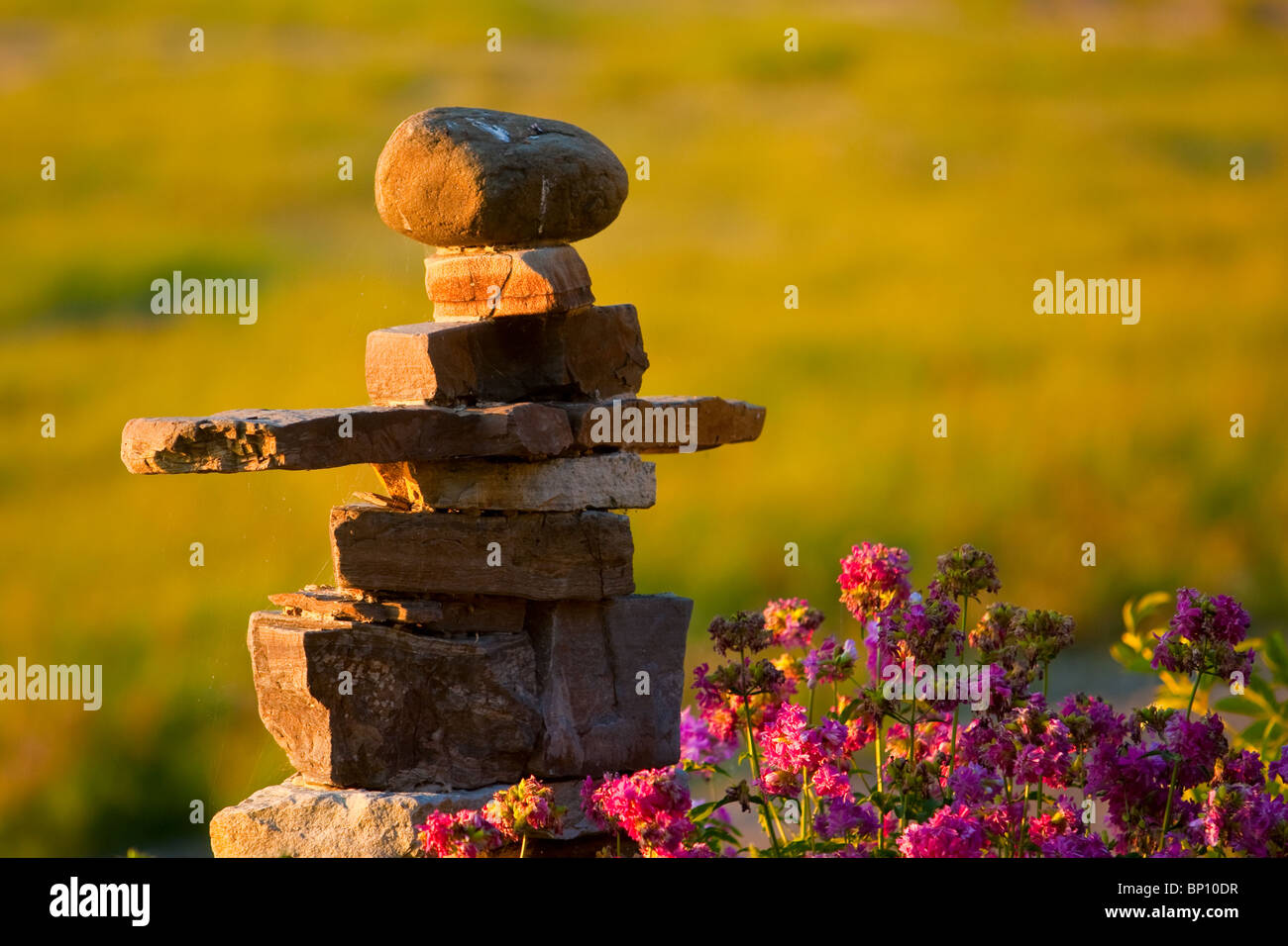 Sonnenuntergang auf ein Inuksuk (plural Inuksuit) (Alternativ Inukshuk in Englisch oder Inukhuk in Inuinnaqtun) Stockfoto