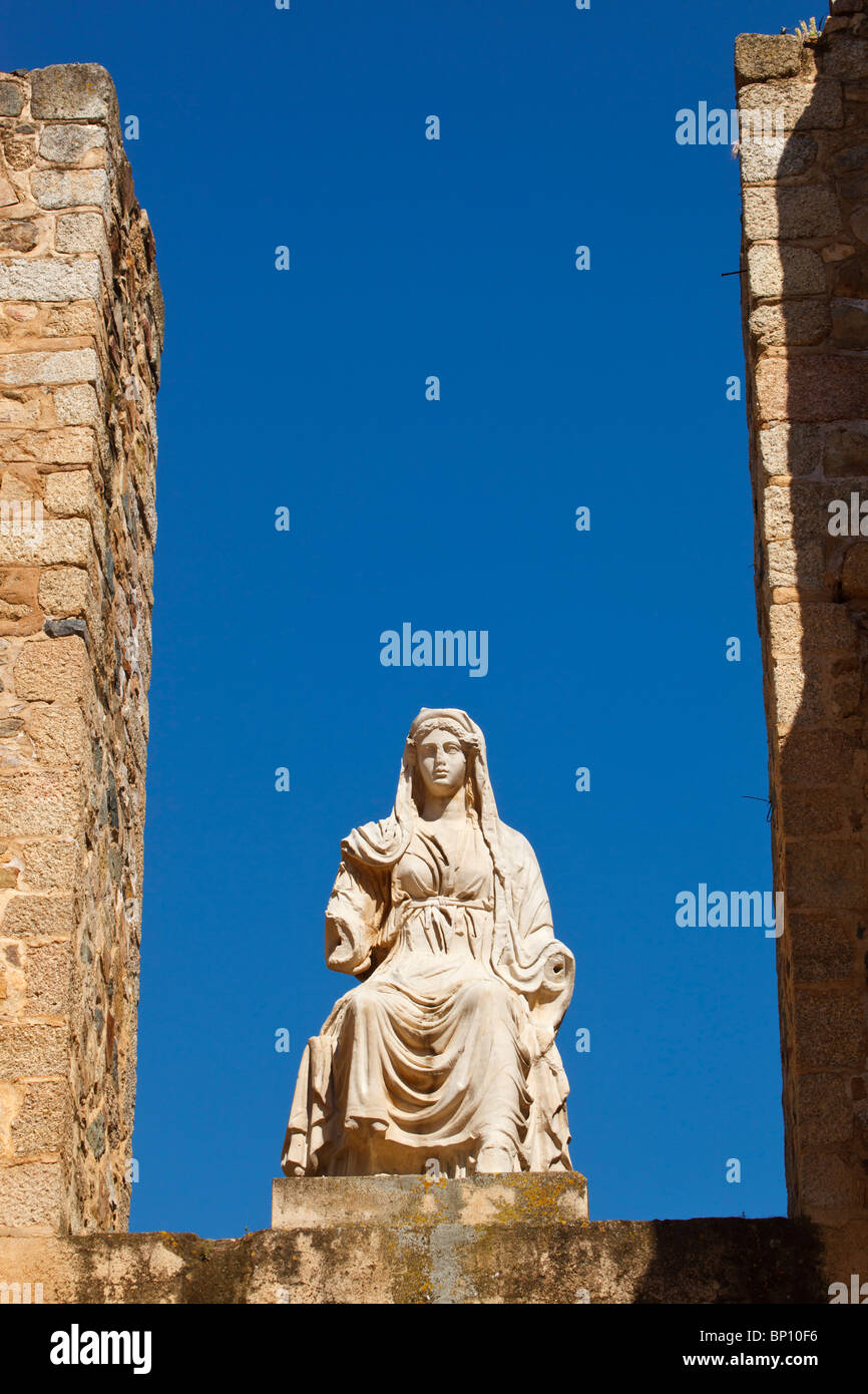 Merida, Provinz Badajoz, Spanien. Das römische Theater, in dem ersten Jahrhundert v. Chr. gebaut. Kopie der Statue der Göttin Ceres im Theater Stockfoto