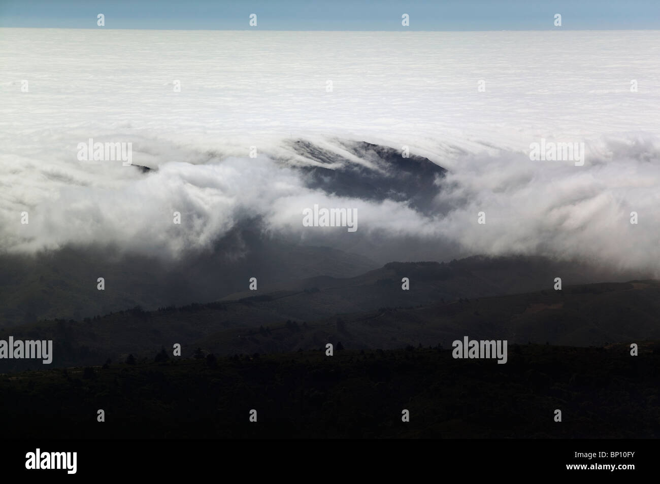 Luftaufnahme über dem Nebel Küstengebirge San Mateo county in Kalifornien Stockfoto