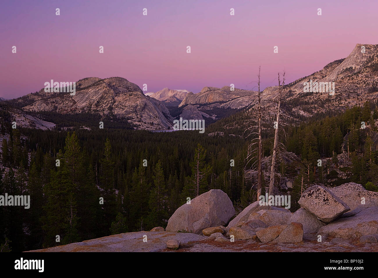 Lake Tenaya und Hochland, Yosemite-Nationalpark, Kalifornien, USA. Stockfoto