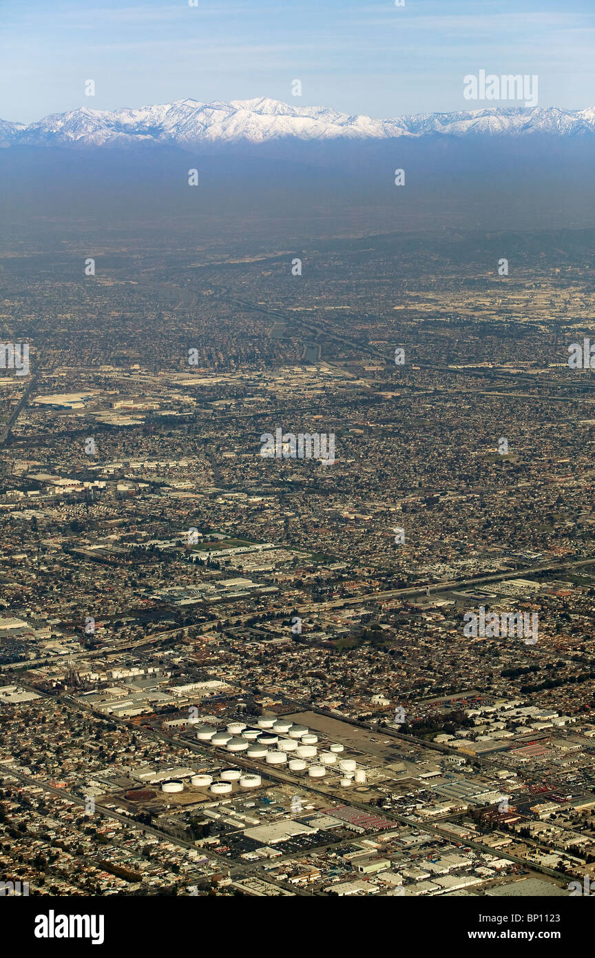 Luftbild oben über Los Angeles Becken Smog, Schnee bedeckt San Gabriel Mountains Kalifornien Stockfoto