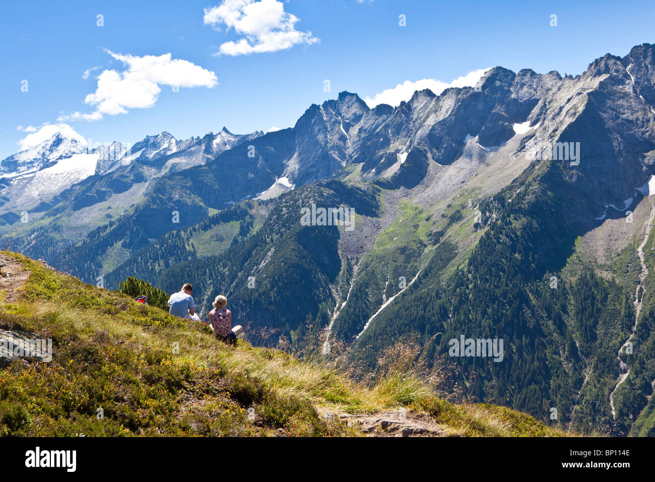 Paar mit einem Picknick auf dem Berg Ahorn, Mayrhofen, Österreich Stockfoto