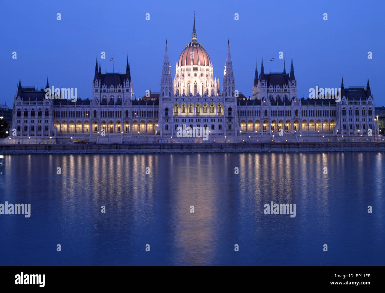 Parlamentsgebäude (Orszaghaz) und Donau in der Nacht von Batthyany ter Budapest Ungarn Stockfoto