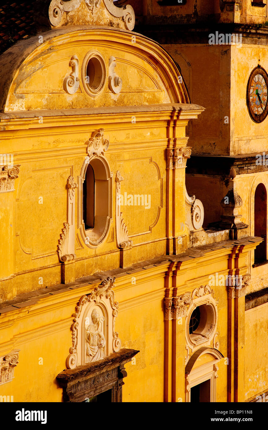 Die Einstellung Sonne leuchtet an der vorderen Fassade der Chiesa San Gennaro entlang der Küste von Amalfi, Praiano Kampanien Italien Stockfoto