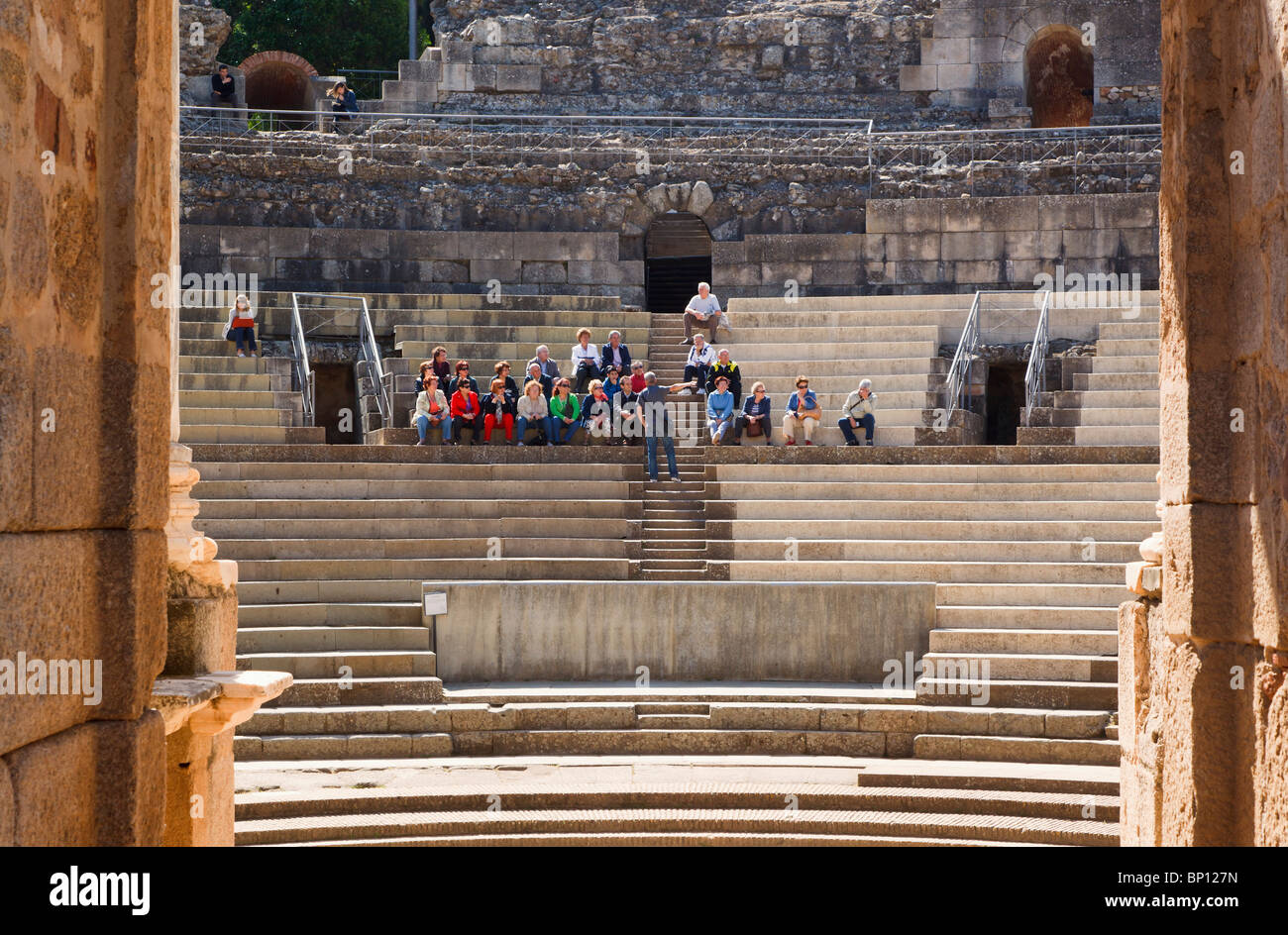 Merida, Provinz Badajoz, Spanien. Das römische Theater, in dem ersten Jahrhundert v. Chr. gebaut. Touristen genießen eine Führung und Vortrag. Stockfoto
