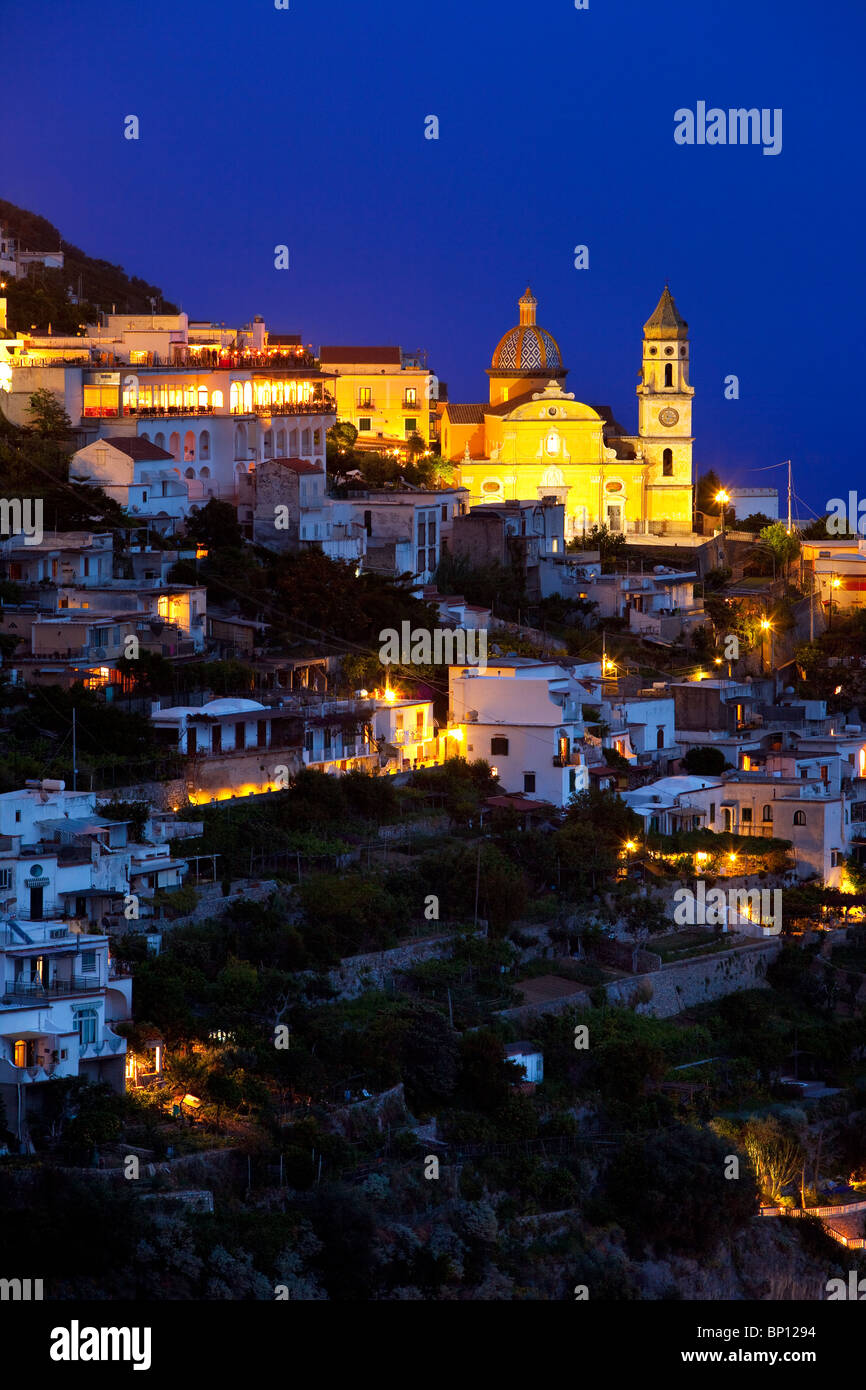 Twilight-Ansicht von Praiano und Chiesa San Gennaro entlang der Amalfi Küste, Kampanien Italien Stockfoto