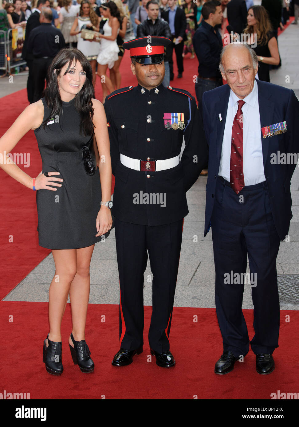 Lanze-Obergefreites Johnson Beharry und General Sir Mike Jackson bei der UK-Premiere von "The Expendables", Leicester Square, London. Stockfoto
