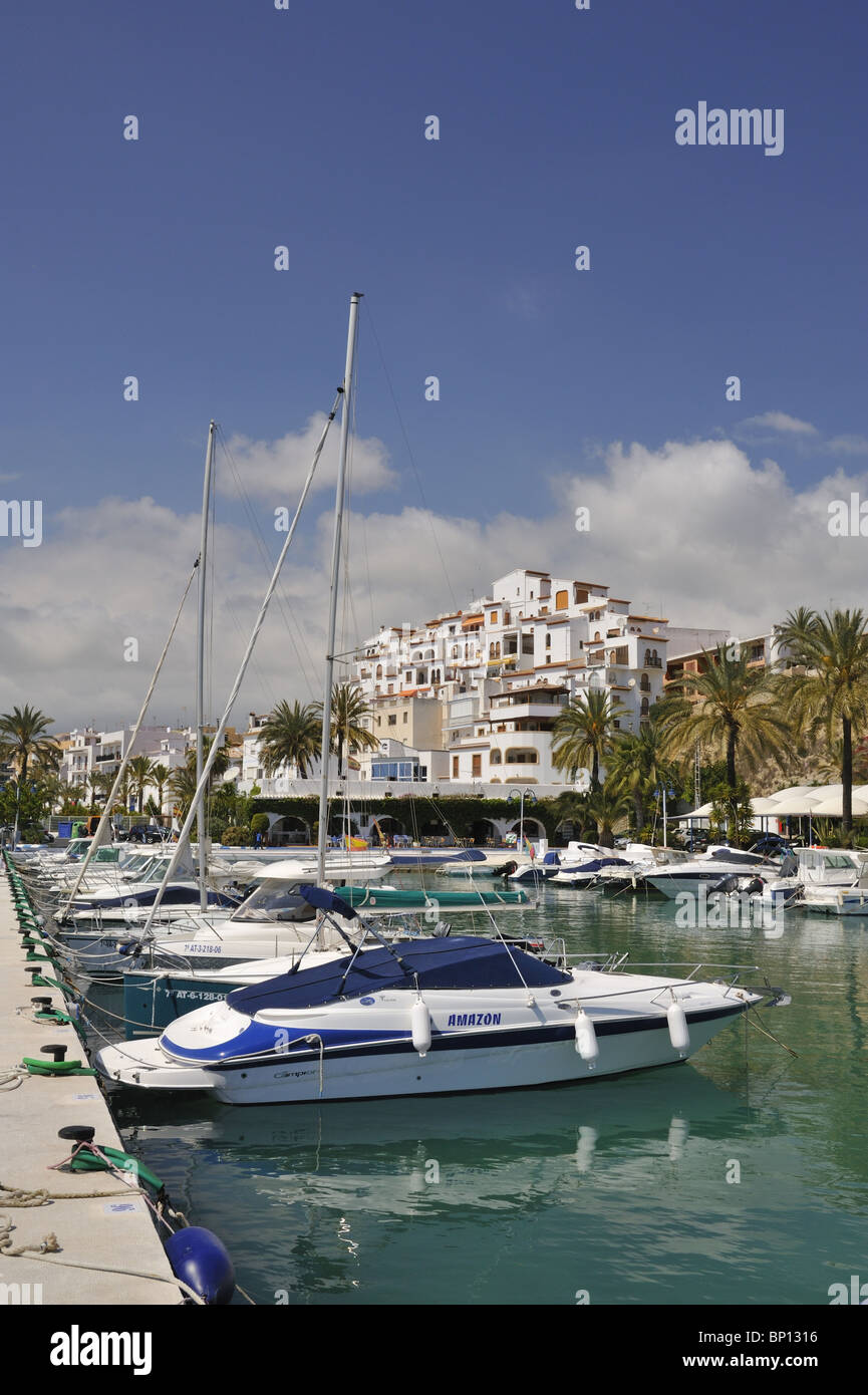 Boote vor Anker in Moraira Marina mit Pueblo im Hintergrund Stockfoto