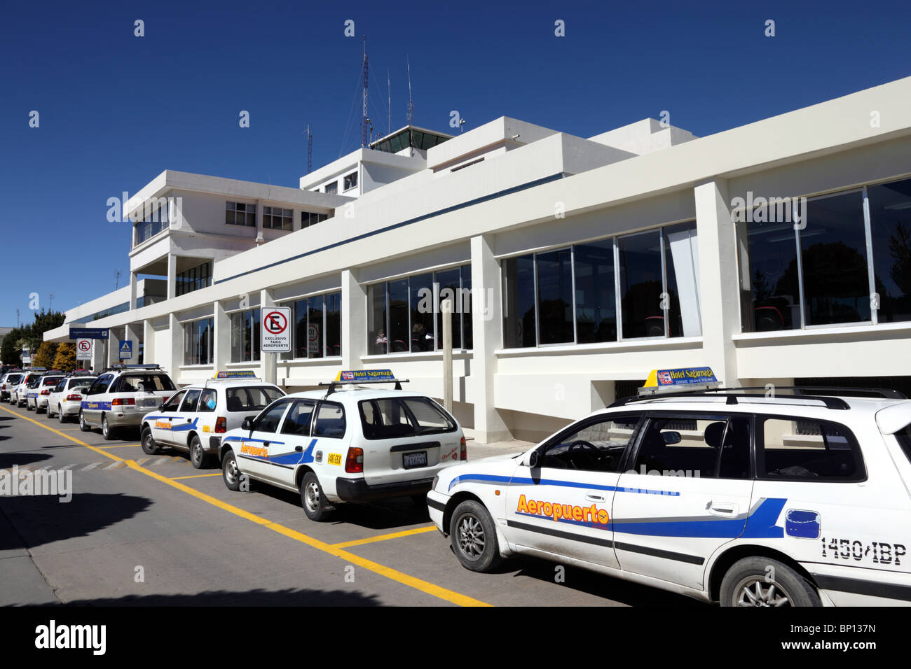Offizielle Flughafentransfer Taxis parken vor dem Flughafen La Paz/El Alto (LPB, mit 4050m km der höchste internationale Flughafen der Welt), Bolivien Stockfoto