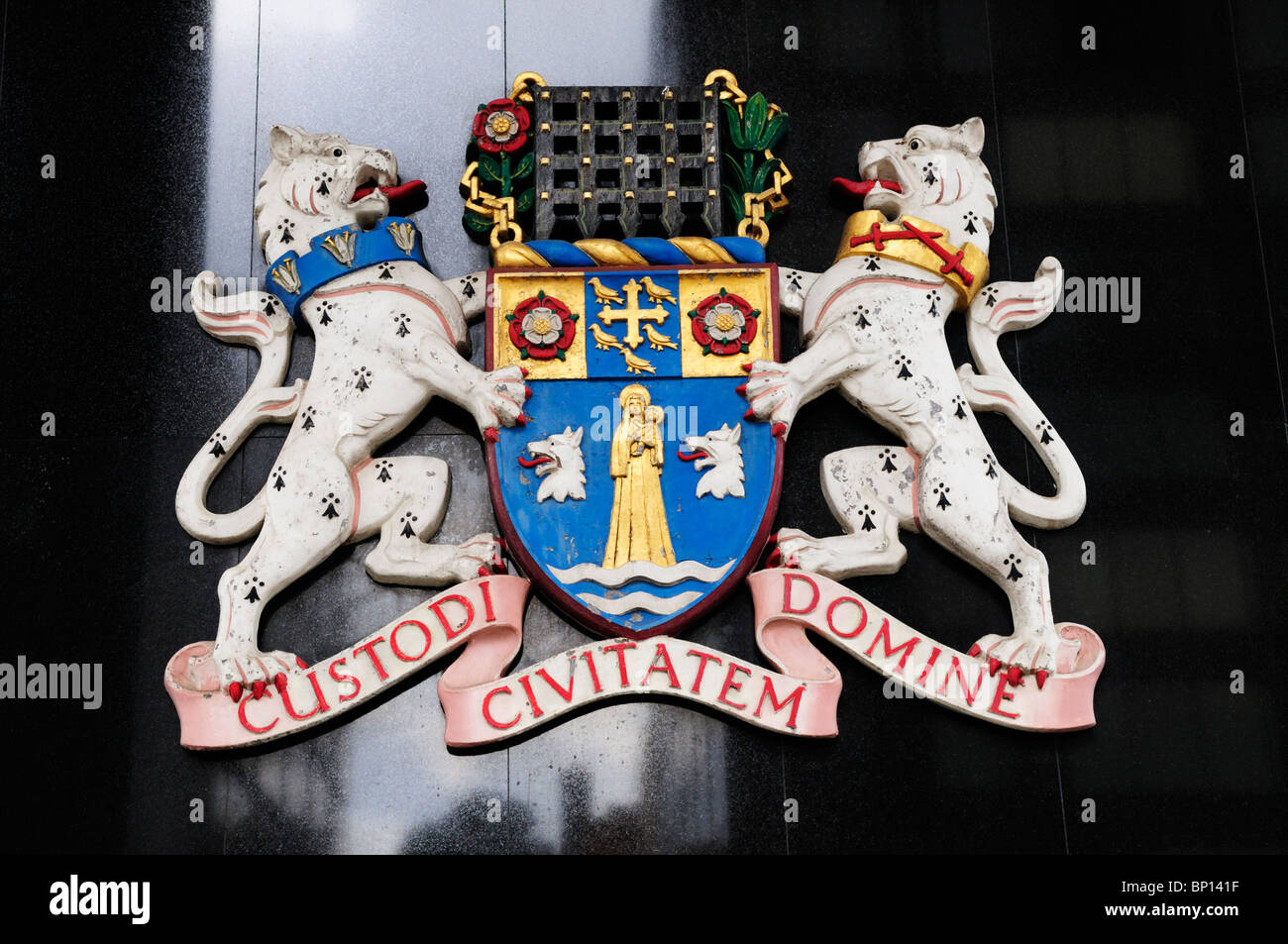 Wappen von Custodi Civitatem Domine auf Westminster City Hall, London, England, UK Stockfoto
