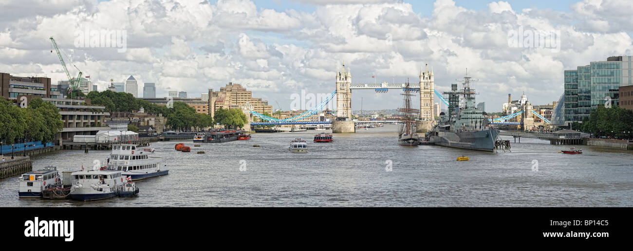 Themse, Pool of London, mit Blick auf die Tower Bridge, London, England, UK, Europa, gefangen in einem Punkt des Sonnenlichts auf einer Wolke Stockfoto