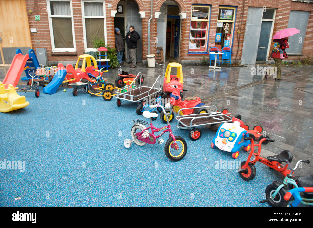 Amsterdam, Oud-West, van Beuningenstraat, Speelgoed van kinderspeelplaats Stockfoto