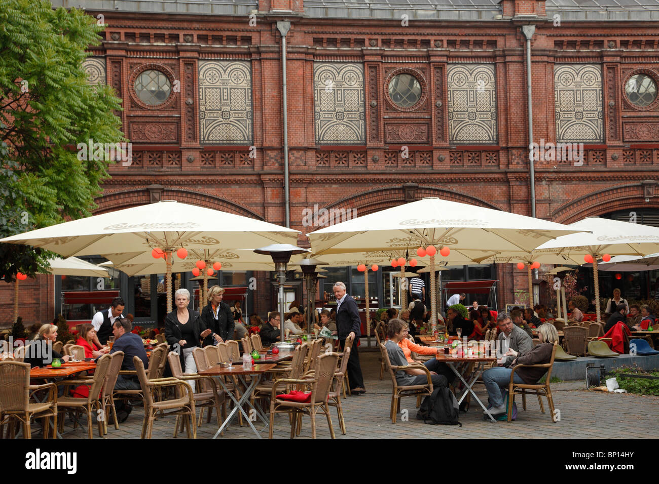 Deutschland, Berlin, Hackescher Markt, Café im Freien, Menschen Stockfoto