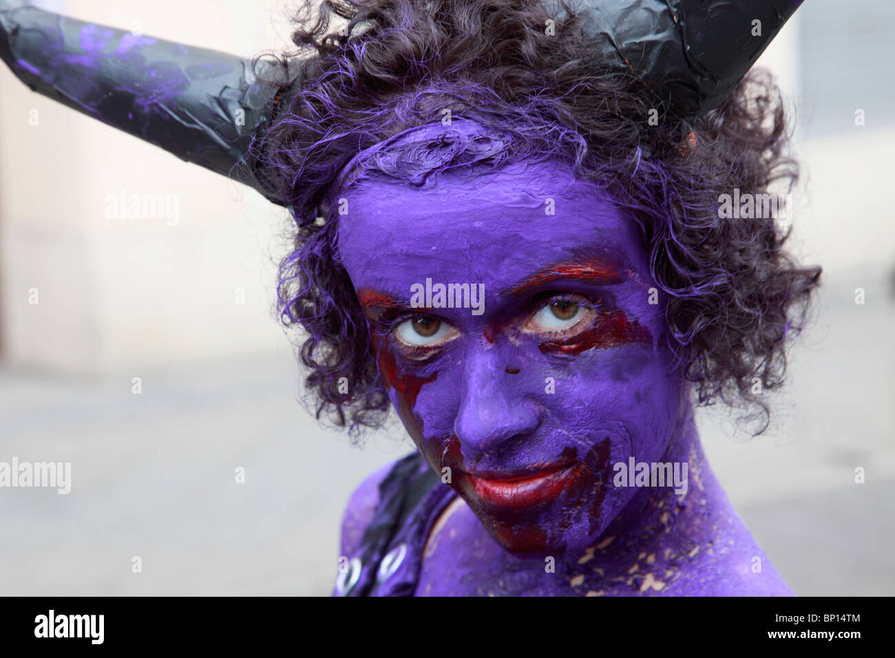Deutschland, Berlin, Karneval der Kulturen, Frau mit bemaltem Gesicht Stockfoto
