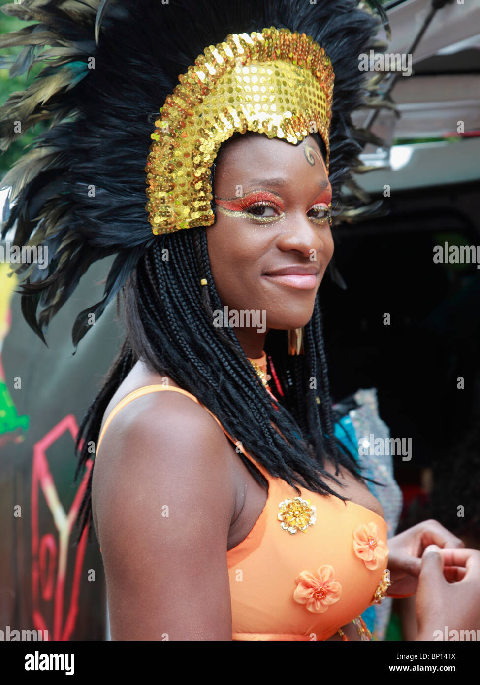 Deutschland, Berlin, Karneval der Kulturen, Frau in Tracht Stockfoto