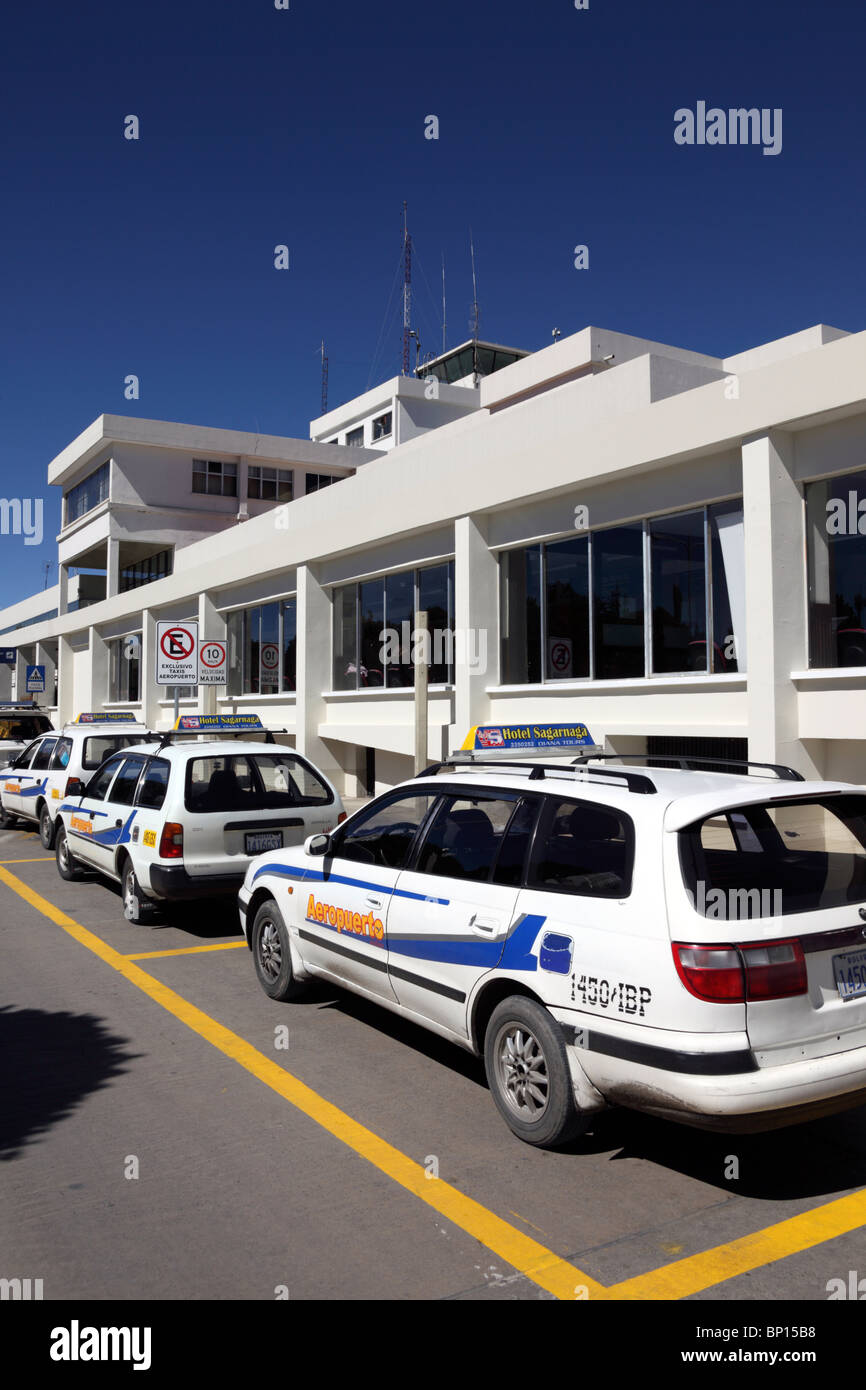 Offizielle Flughafentransfer Taxis parken vor dem Flughafen La Paz/El Alto (LPB, mit 4050m km der höchste internationale Flughafen der Welt), Bolivien Stockfoto