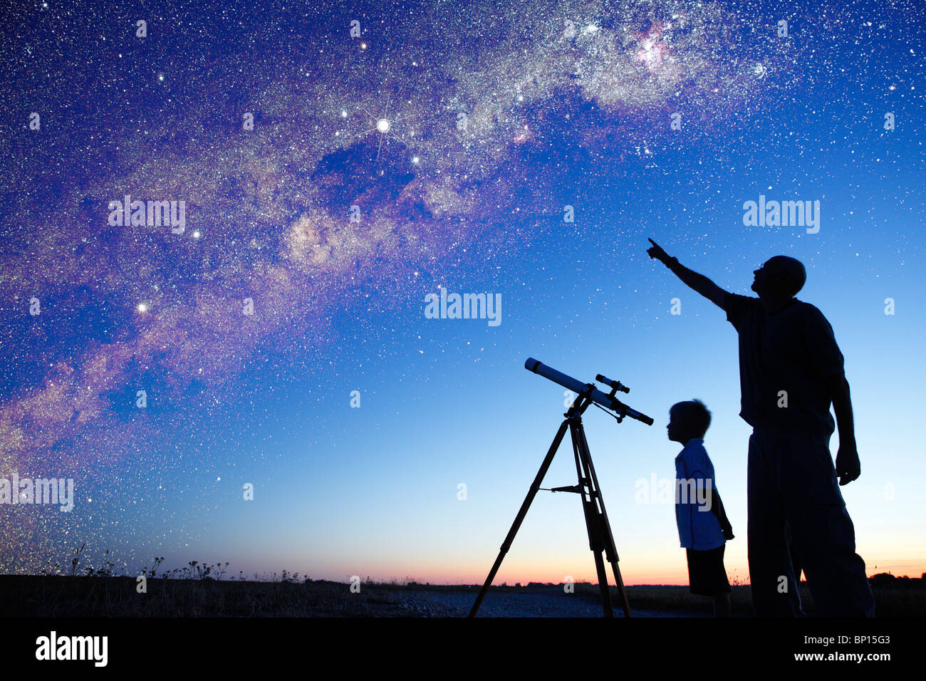 Man zeigt die Milchstraße zu kleinen Jungen, Teleskop Stockfoto
