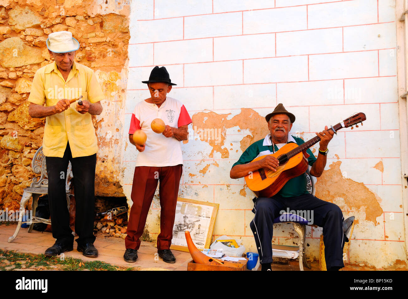 Traditionelle Musiker spielen in der Straße von Trinidad, Kuba. 1988 erklärt von der UNESCO-Weltkulturerbe Stockfoto