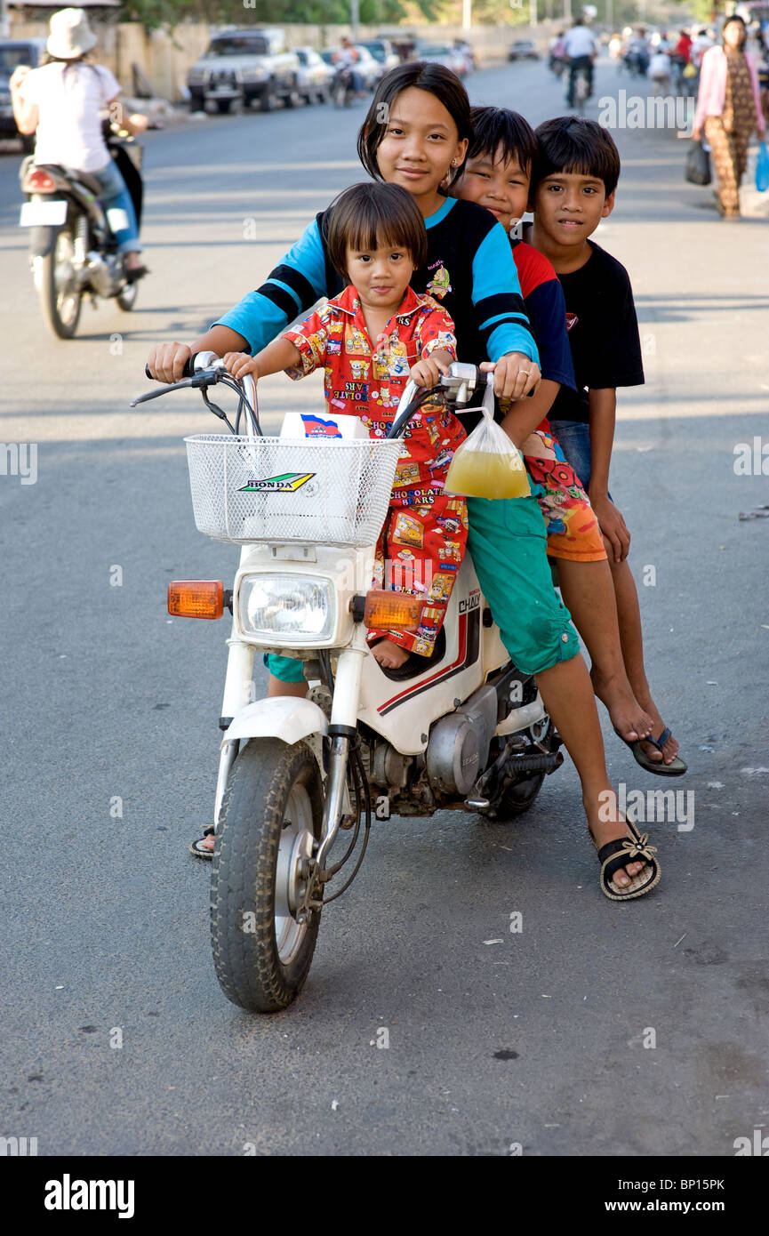 Kinder reiten ein Moped, Phnom Penh, Kambodscha Stockfoto