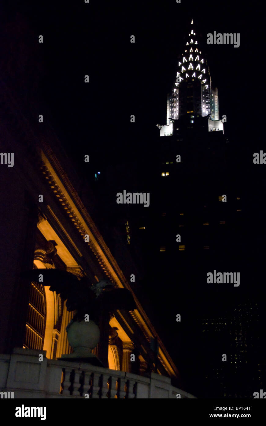 New York Hauptbahnhof und Chrysler building in der Nacht Stockfoto