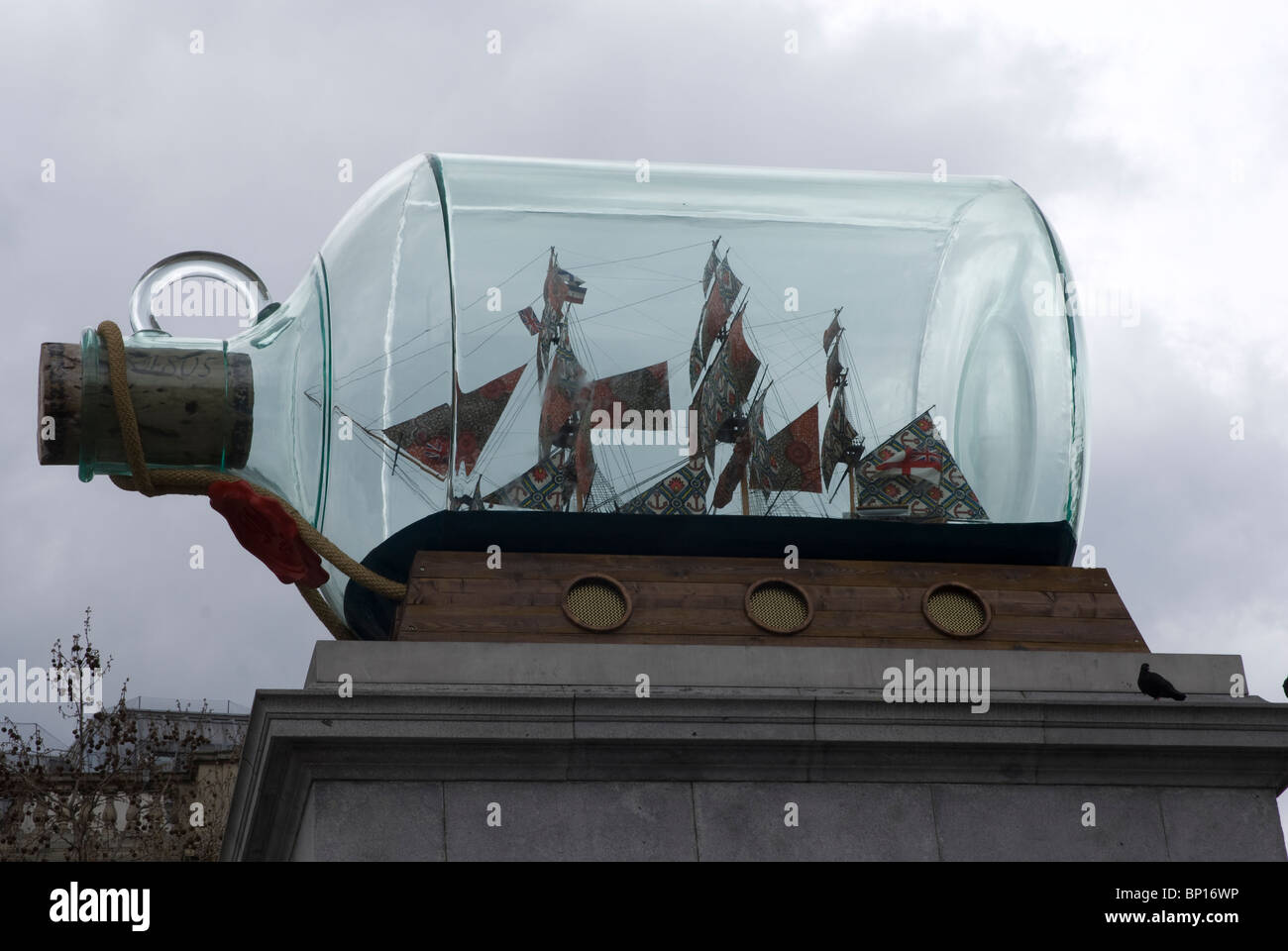 Nelsons Schiff in der Flasche von Yinka Shonibare auf der Fourth Plinth in Trafalgar Square-London-UK Stockfoto