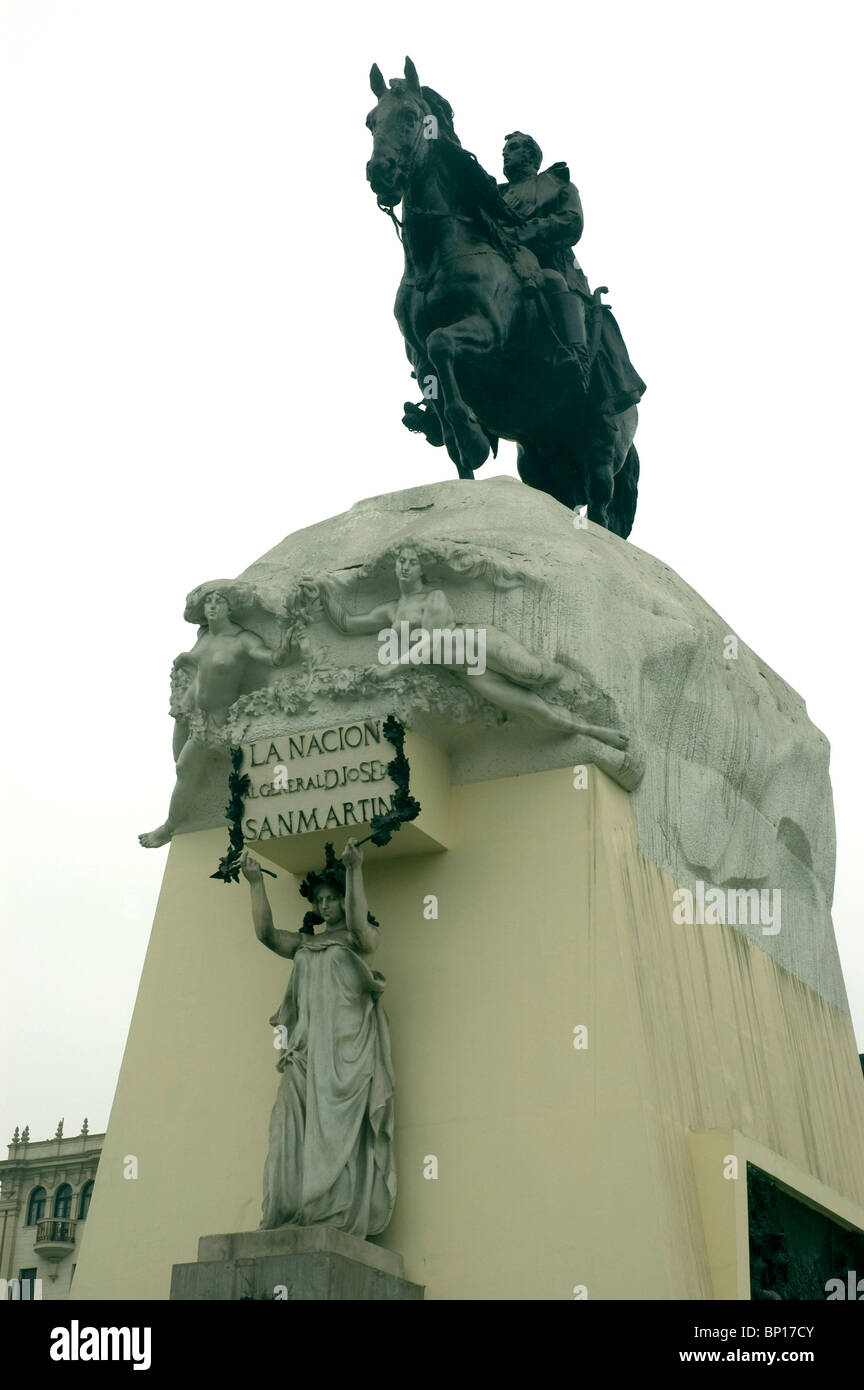 Reiterstatue von Liberator General San Martin und Madre Patria erbaut 1921, Plaza San Martin, Lima, Peru. Stockfoto