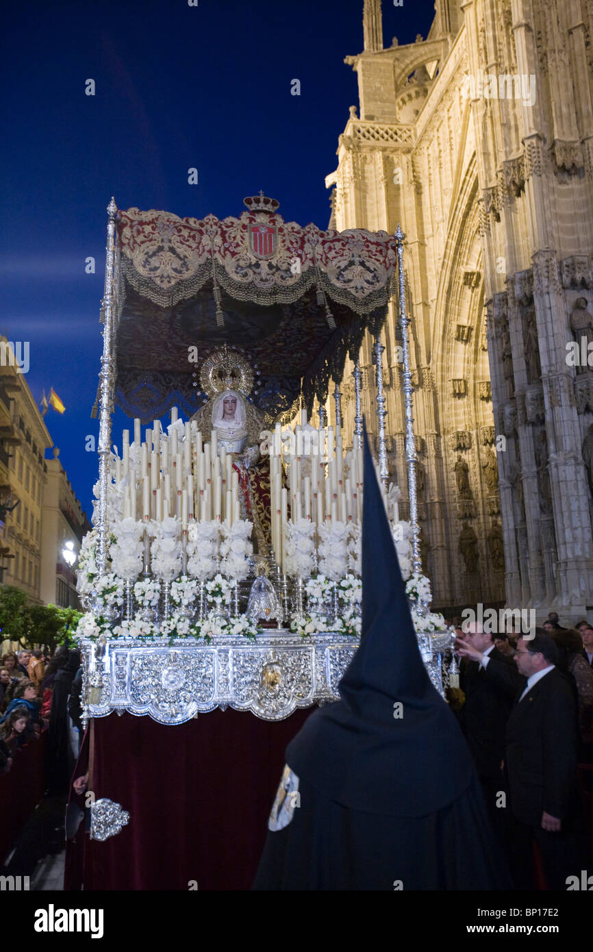 Ein Altar mit Jungfrau Maria vor der Kathedrale in Sevilla, Spanien Stockfoto