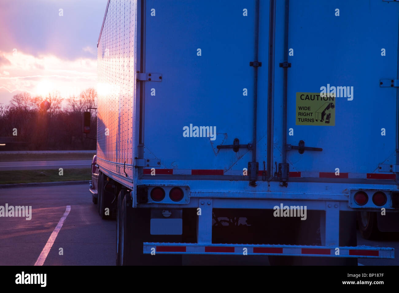 Sattelschlepper während des Sonnenuntergangs Stockfoto Sattelschlepper während des Sonnenuntergangs Stockfoto
