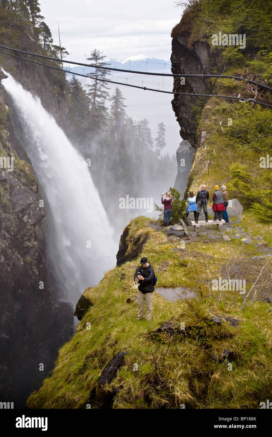 Scenic overlook, Wasserfall und Fischerei Rohre im Nebel Cove, Chatham Strait, Inside Passage, südöstlichen Alaska, USA Stockfoto