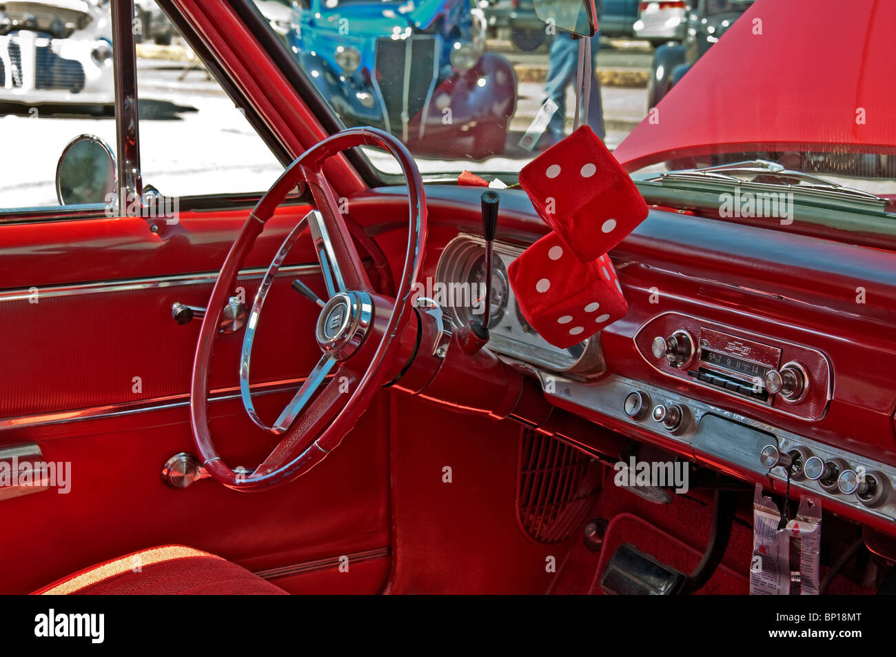 Diese redaktionelle Bild ist eine fünfziger Jahre Ära, Retro-Innenraum von einem restaurierten klassischen Chevrolet mit einer Kirsche rote Innenausstattung. Stockfoto