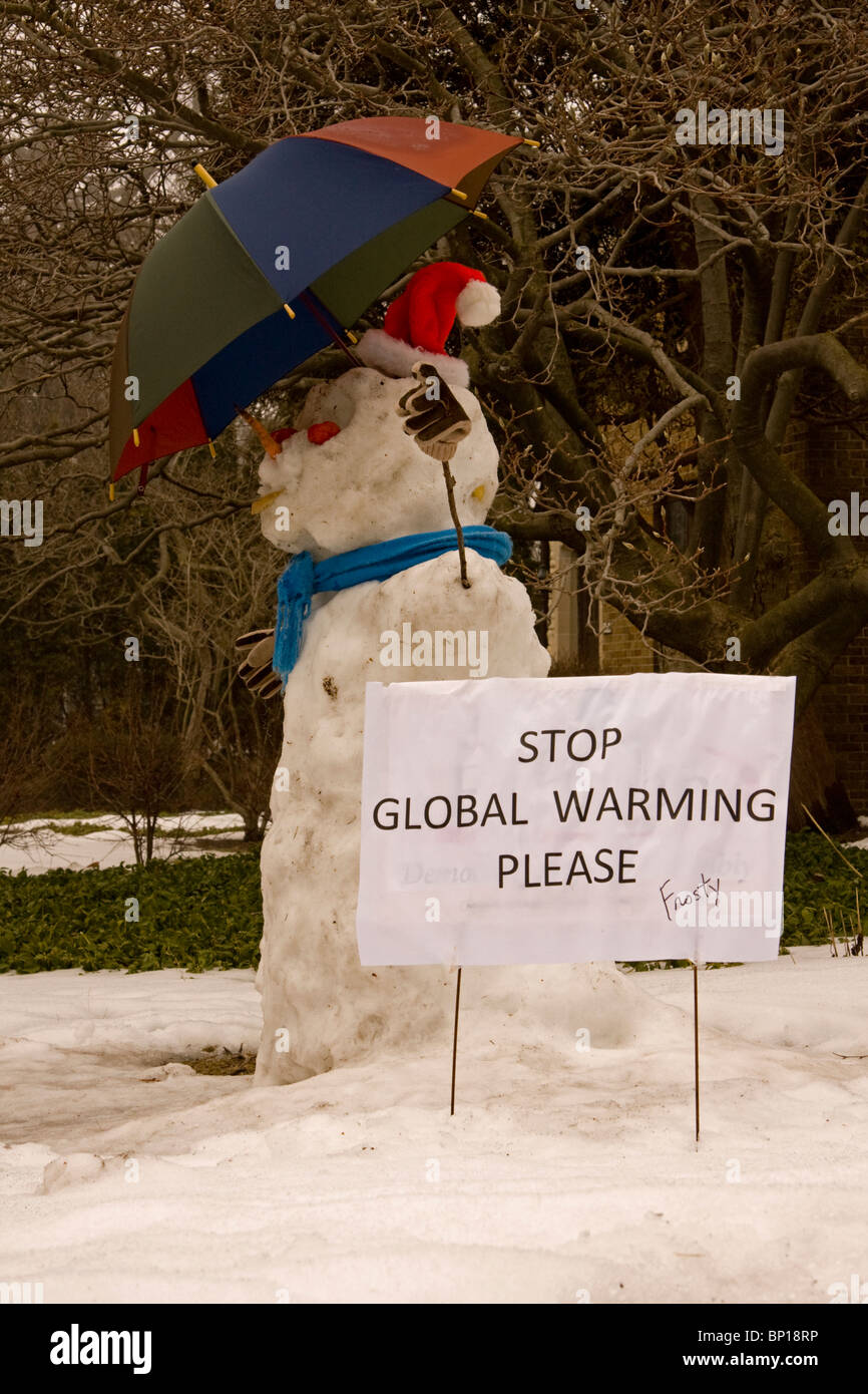 Ein Snowperson bezieht Stellung gegen die globale Erwärmung. Stockfoto
