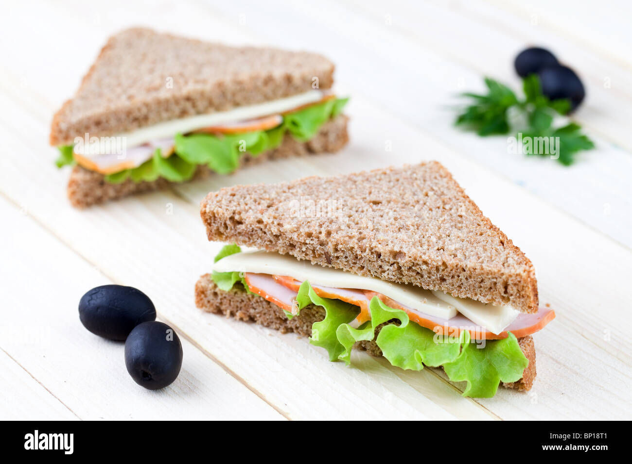 Nahaufnahme von frisch zubereitetes Sandwich mit diätetischen Brot Stockfoto