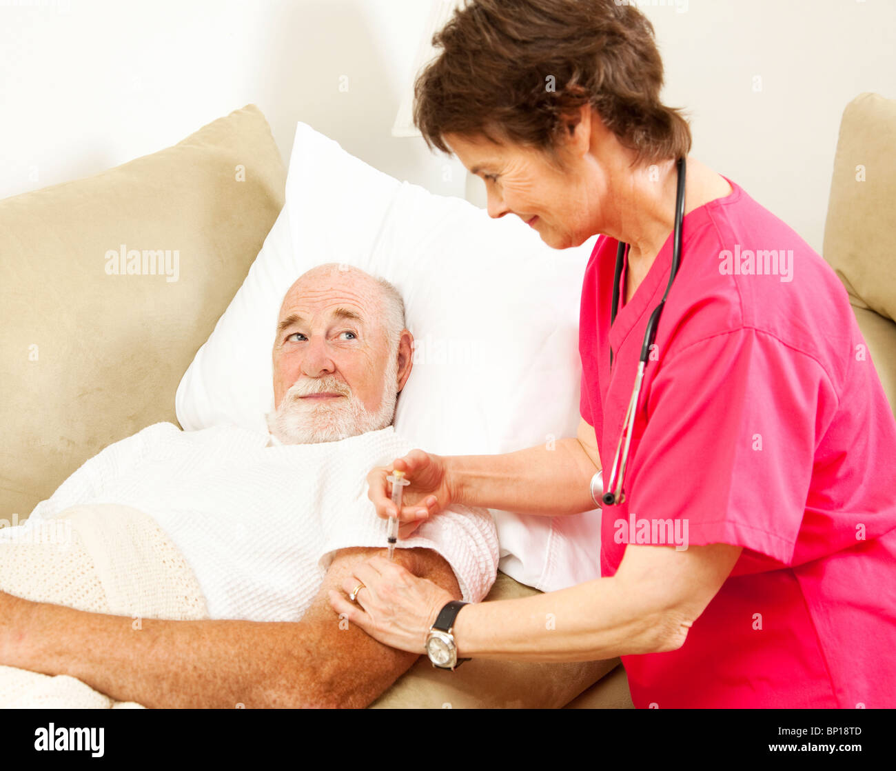 Home Gesundheit Krankenschwester, einem älteren Patient eine Chance zu geben. Stockfoto