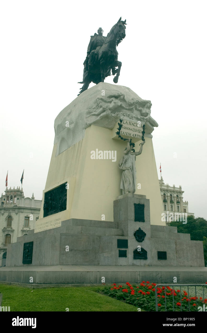Reiterstatue von Liberator General San Martin und Madre Patria, erbaut 1921, Plaza San Martin, Lima, Peru. Stockfoto