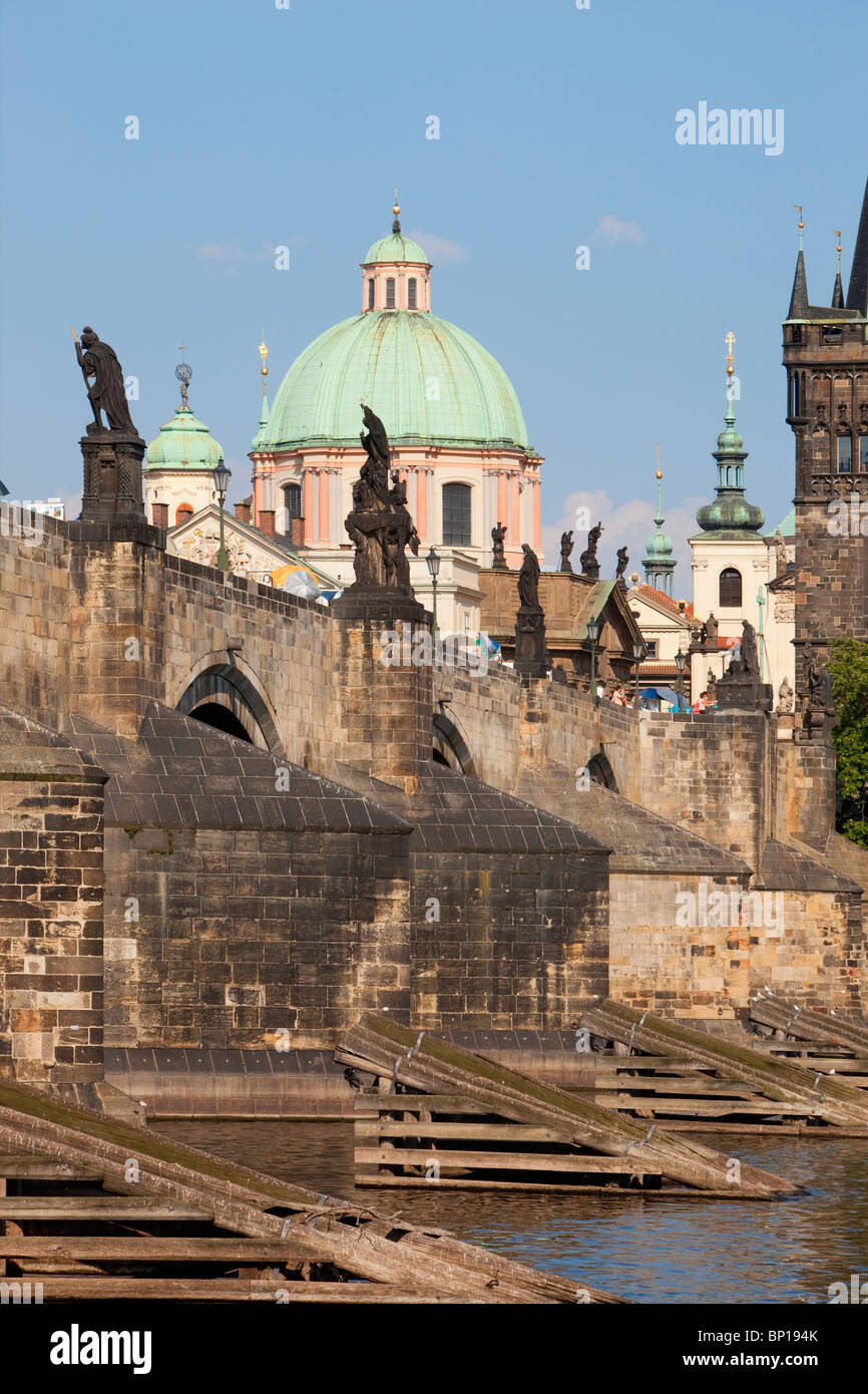 Tschechien, Prag - Sideview der Karlsbrücke Stockfoto