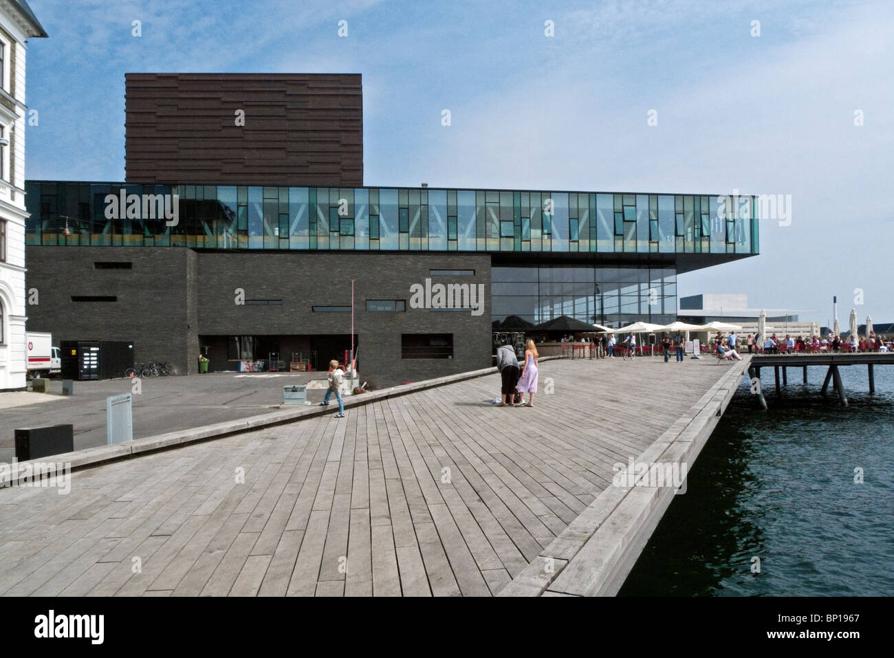 SKUESPILHUSET (The Royal Danish Playhouse) am Hafen in Kopenhagen vom Kai aus gesehen Stockfoto