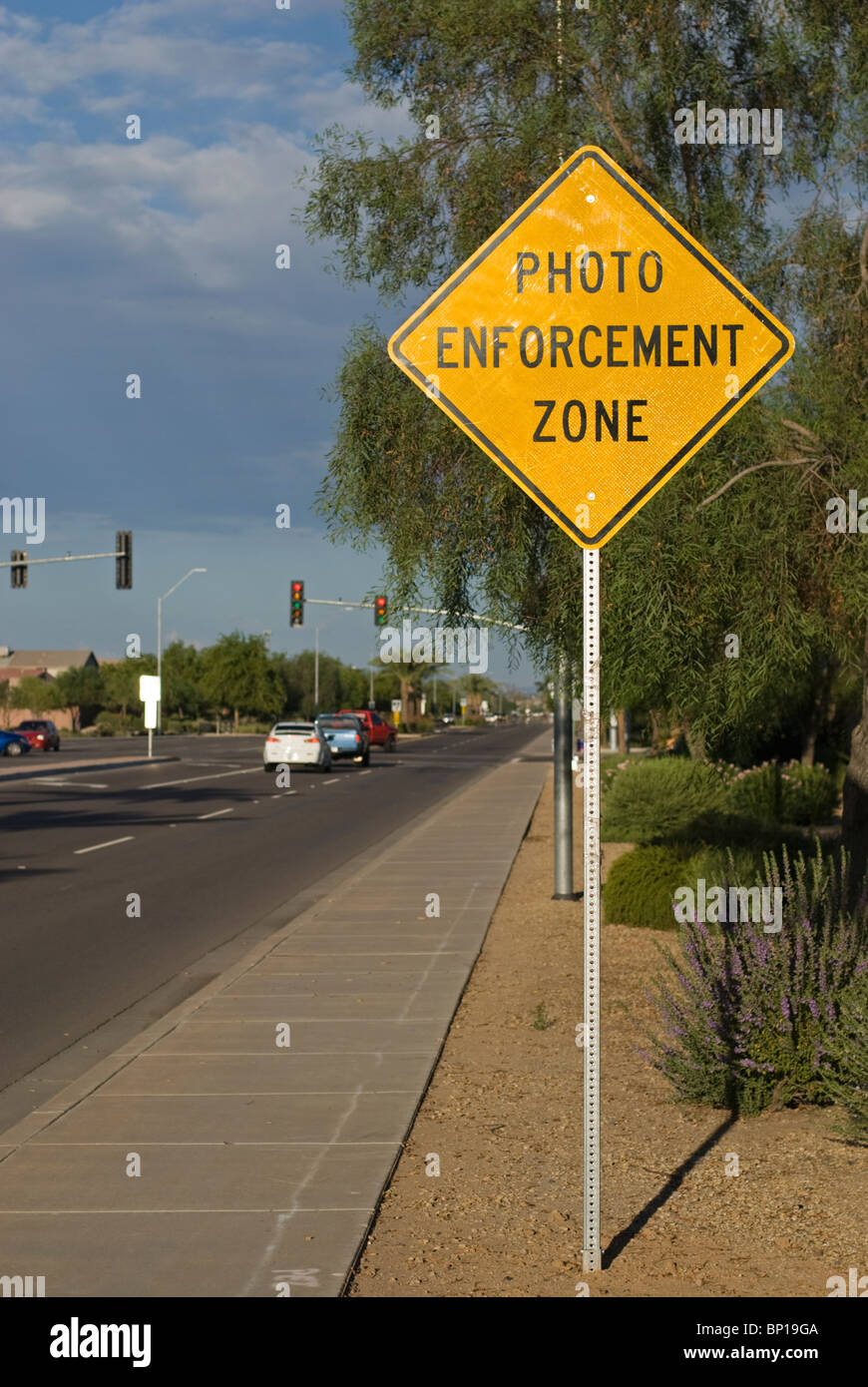 "Foto Durchsetzung Zone" unterschreiben Warnung Foto Durchsetzung der Geschwindigkeit Gesetze voraus - El Mirage, in der Nähe von Phoenix, Arizona, USA Stockfoto