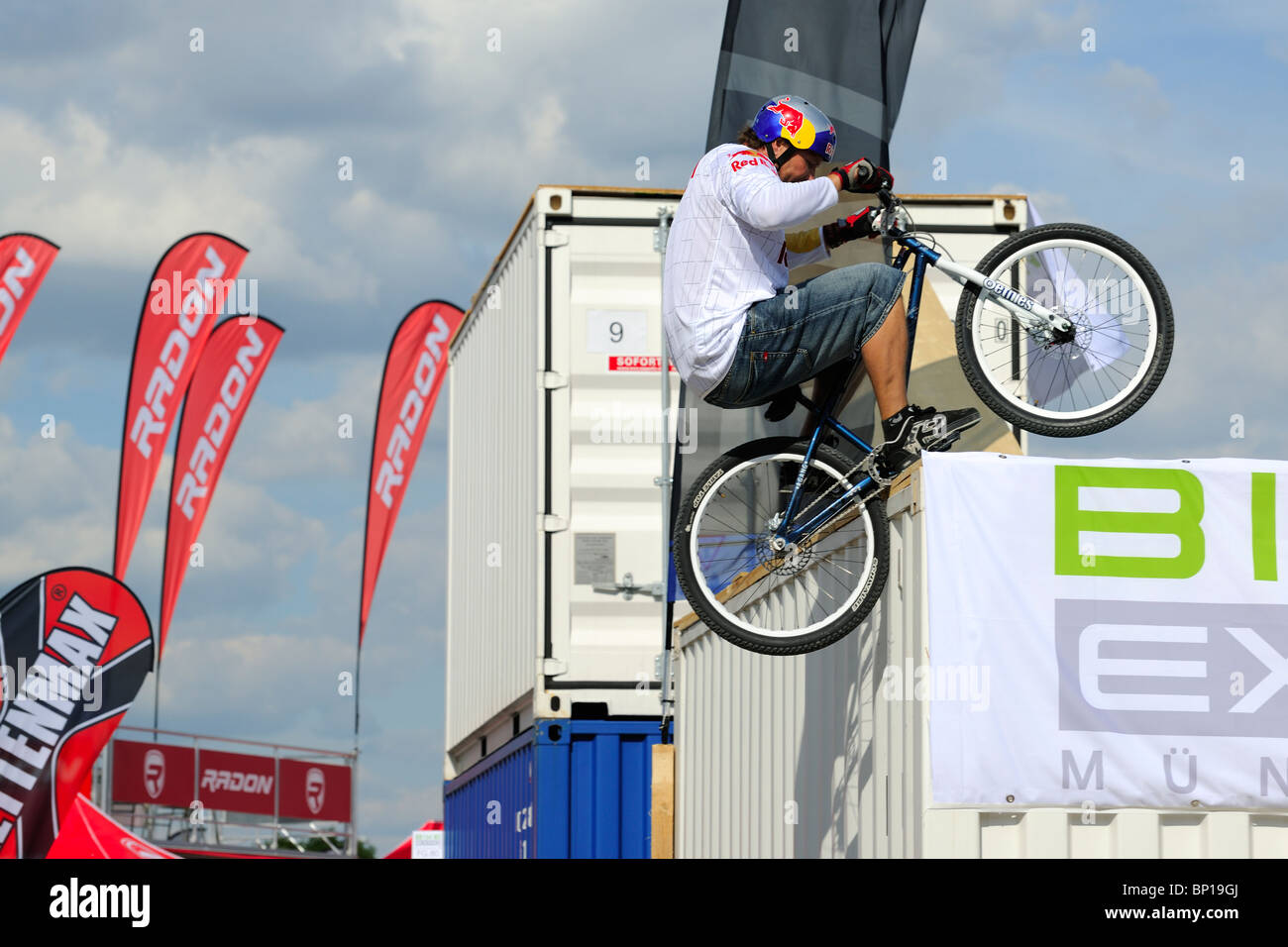 Welt-Champion Trial Biker Petr Kraus auf der Bike Expo in München zeigt einige seiner Tricks. Stockfoto