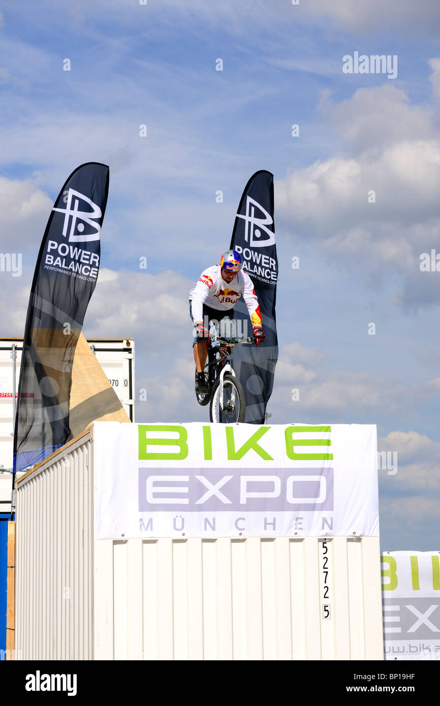 Welt-Champion Trial Biker Petr Kraus auf der Bike Expo in München zeigt einige seiner Tricks. Stockfoto