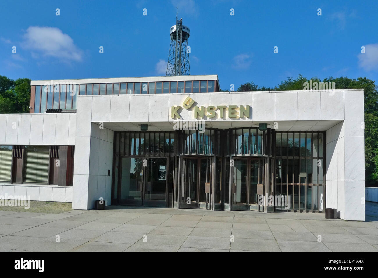 Kunsten Museum of Modern Art in Aalborg in Dänemark mit Aalborgtaarnet (der Aalborg Turm) im Hintergrund Stockfoto