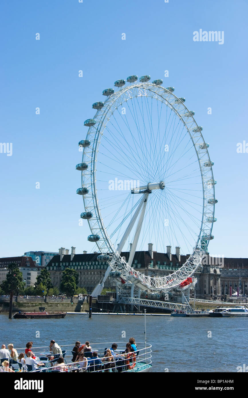 London Eye mit Ausflugsschiff im Vordergrund Stockfoto