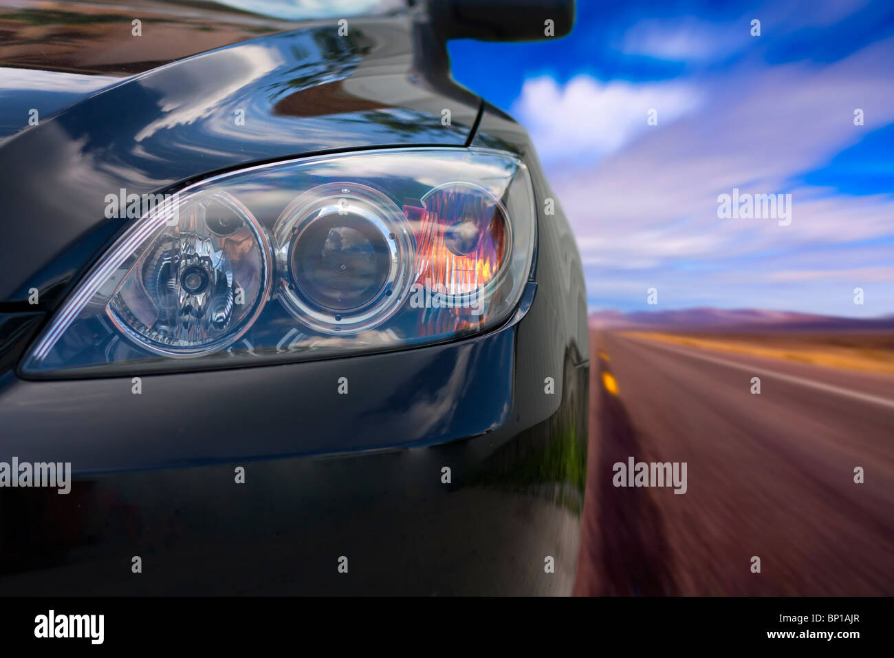 Schwarzes Auto auf einer Landstraße zu beschleunigen. Stockfoto