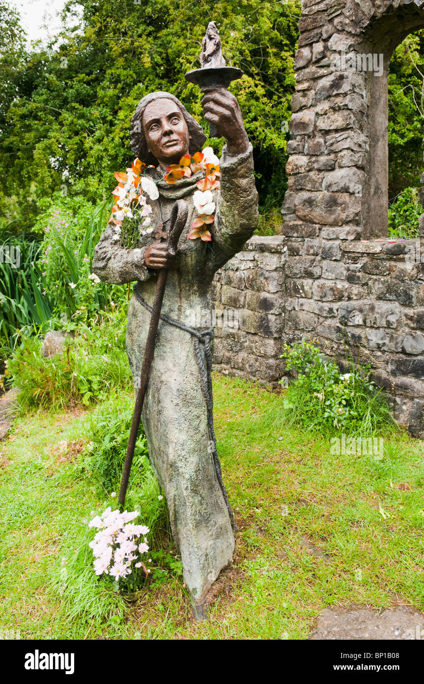Bronzestatue des Heiligen Brigid von Kildare in ihrem heiligen Brunnen/Schrein Stockfoto