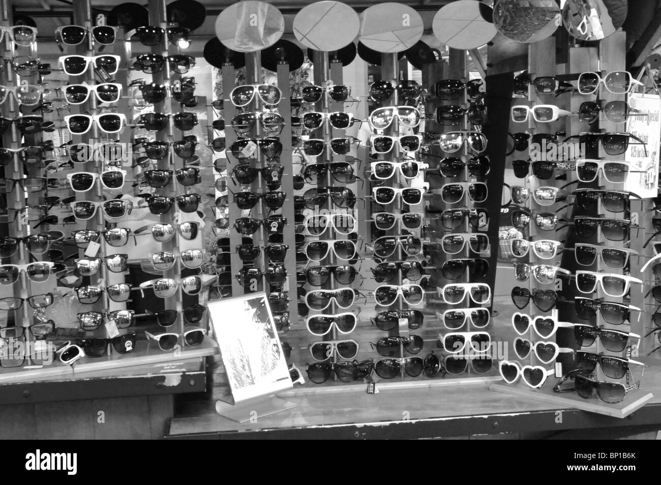 Sonnenbrillen für den Verkauf in einem Outdoor-Kiosk. Stockfoto
