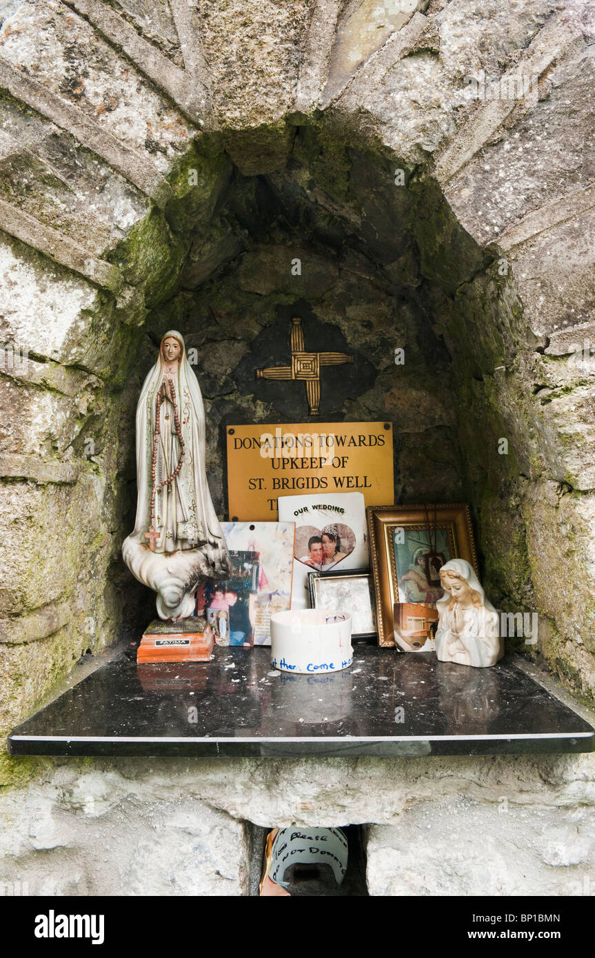 Reliquien und Geschenke verließ St. Brigid von Kildare Schrein. Stockfoto