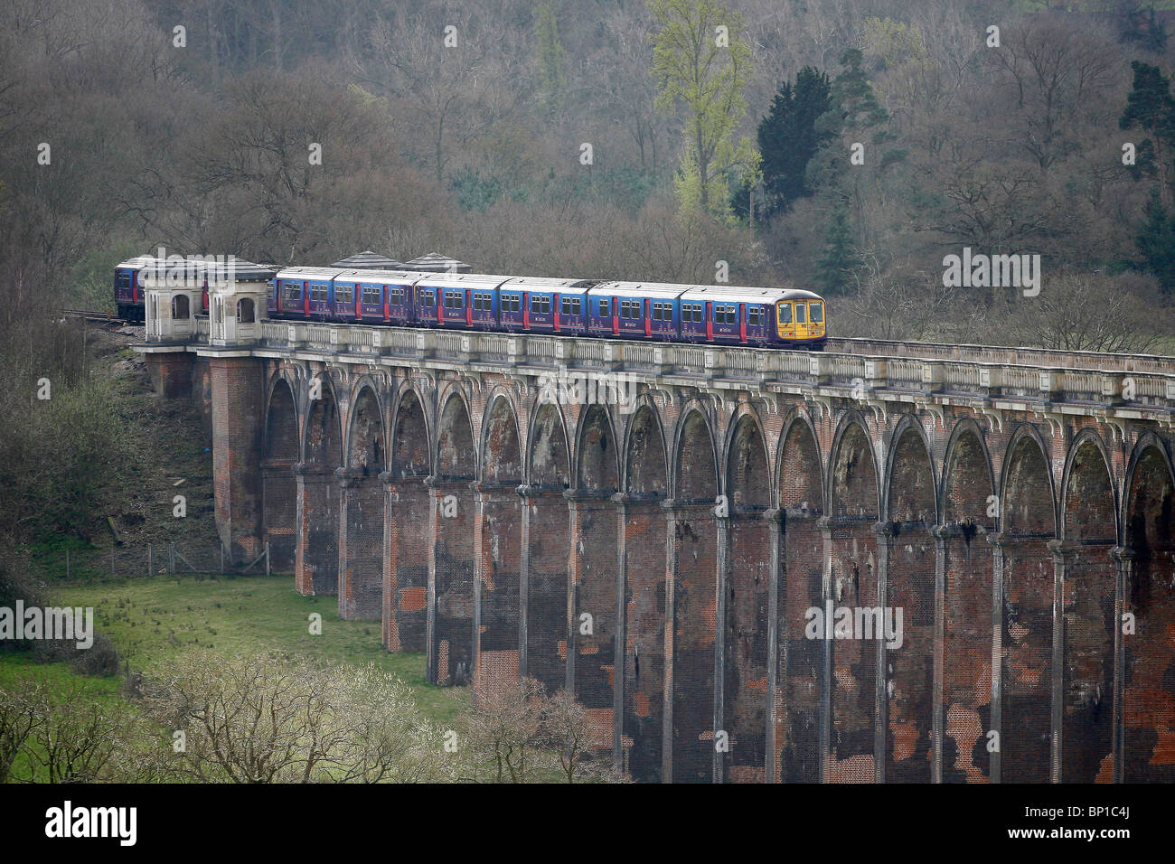 Eine Bahn kreuzt das Ouse Valley-Viadukt in der Nähe von Balcombe. Stockfoto