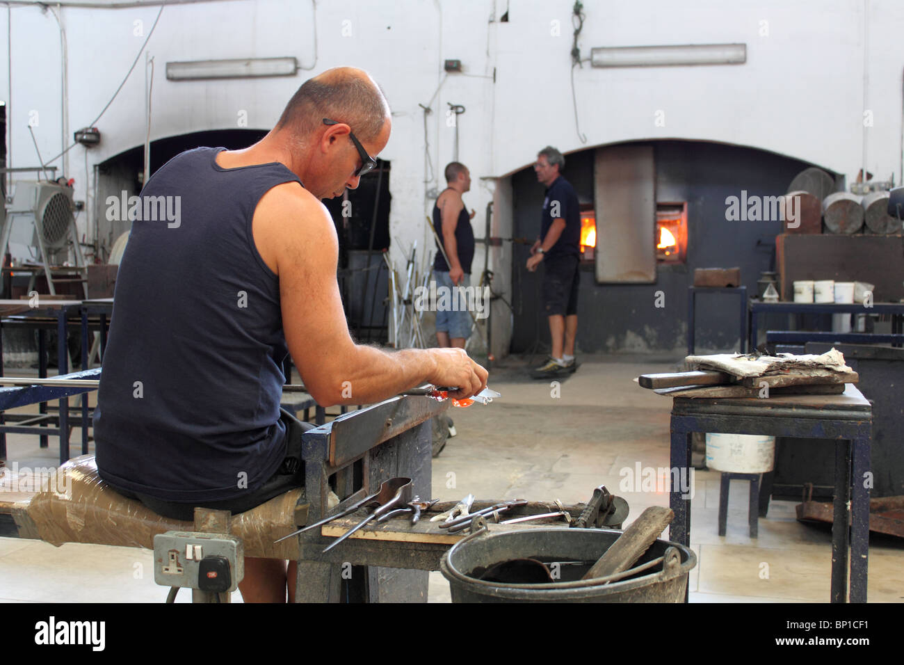 Mann, Glasfiguren auf Mdina Glass Factory, Ta Qali Kunsthandwerk Dorf in der Nähe von Mdina, Zentralmalta, Mittelmeer, Europa Stockfoto