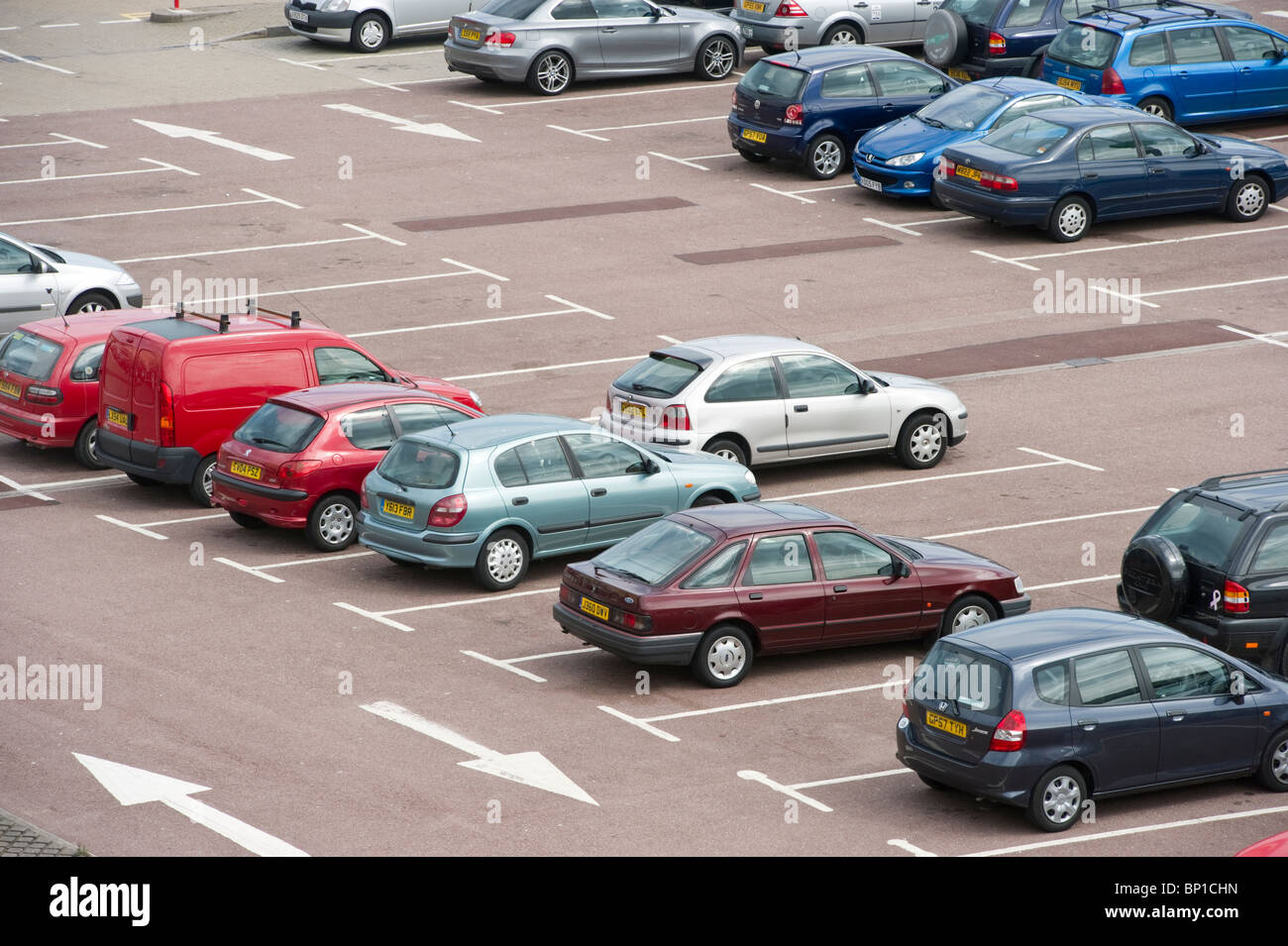 Luftaufnahme des stationären geparkten Autos auf einem öffentlichen Parkplatz in Brighton, Sussex UK Stockfoto